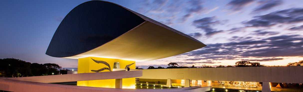 Imagem do Museu Oscar Niemeyer em Curitiba ao anoitecer