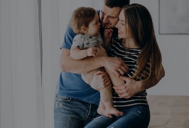 casal feliz segurando o filho pequeno nos braços
