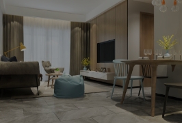 Imagem da sala de uma casa com sofás, televisão e uma mesa de jantar