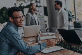 Homem sorrindo trabalhando no escritório